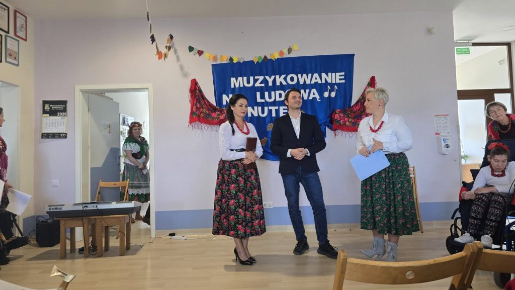 Prowadzący biesiadę witają zgormadzonych gości