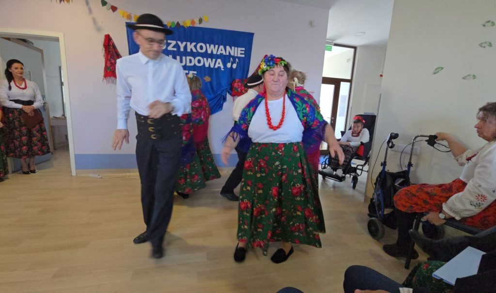 Grupa podopiecznych tańczy w strojach ludowych