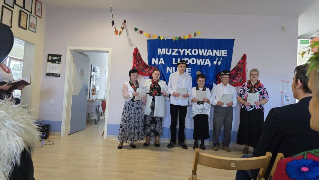 Grupa podopiecznych śpiewa piosenki ludowe
