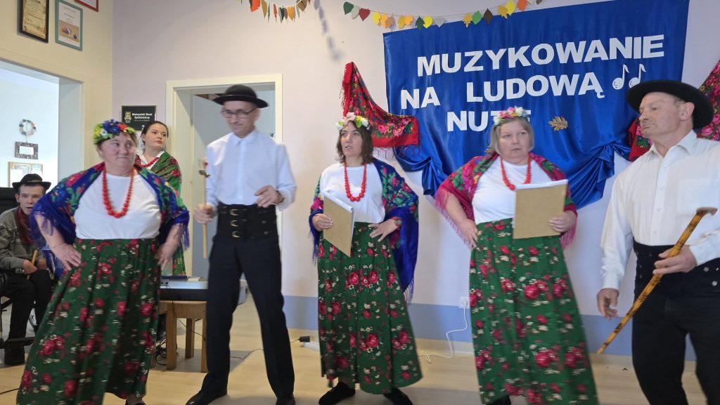 Grupa podopiecznych śpiewa piosenki ludowe