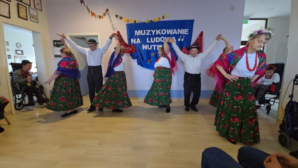 Grupa podopiecznych tańczy w strojach ludowych