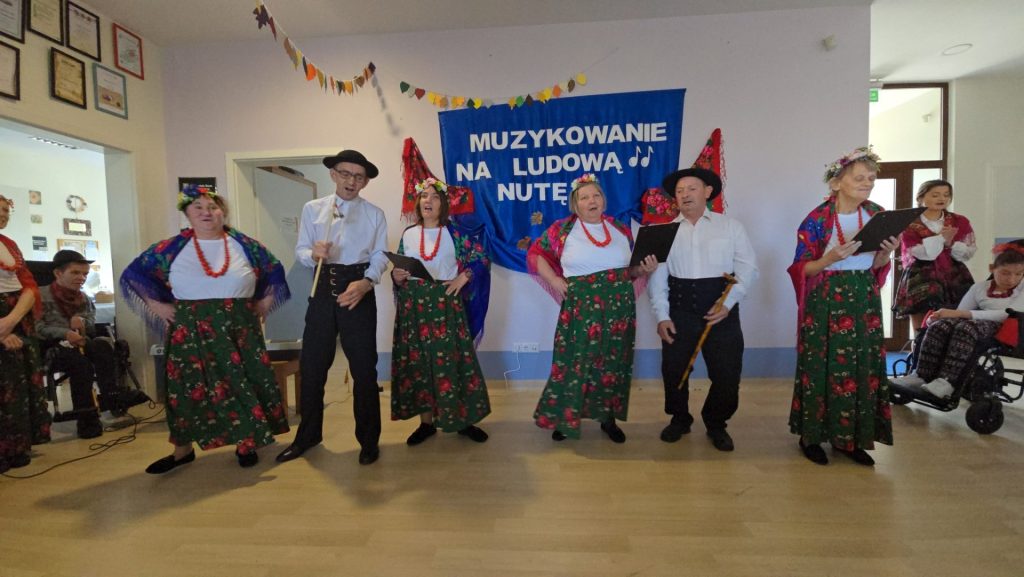 Grupa podopiecznych śpiewa piosenki ludowe
