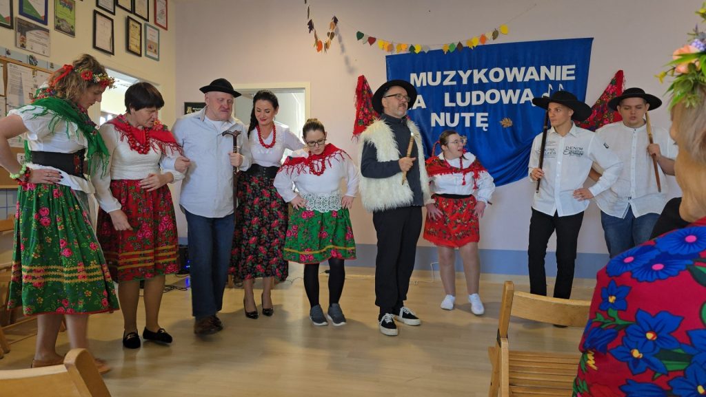 Grupa podopiecznych śpiewa piosenki ludowe