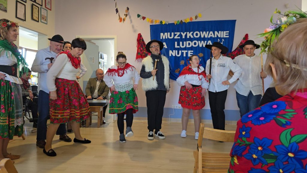 Grupa podopiecznych śpiewa piosenki ludowe