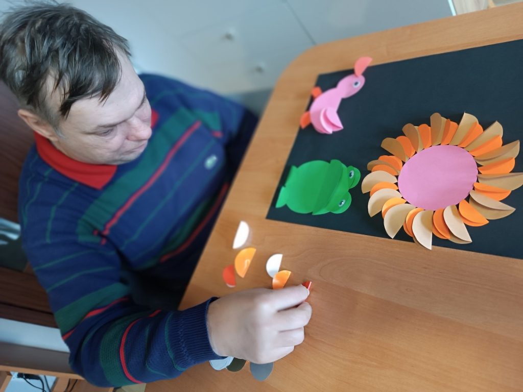 Podopieczny wykonuje prace w technice origami