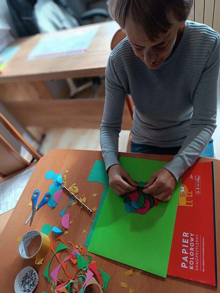 Podopieczna wykonuje prace w technice origami