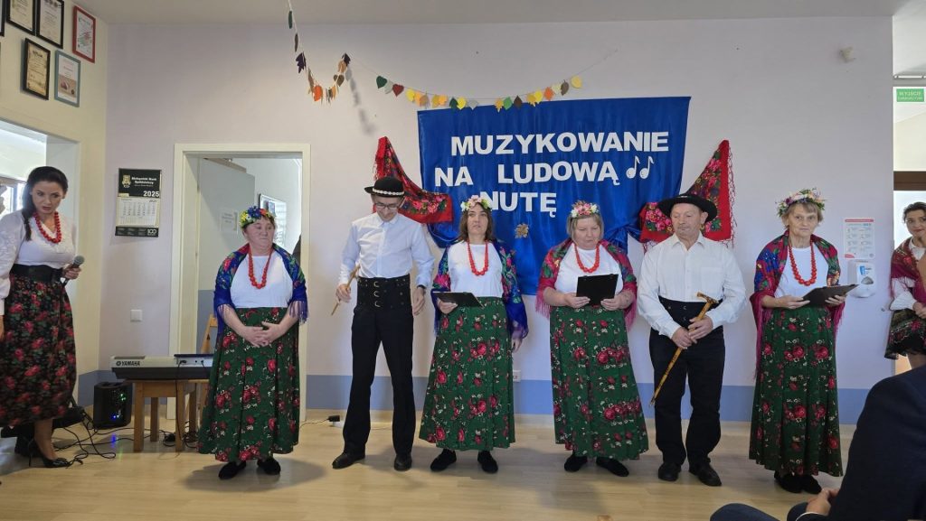 Grupa podopiecznych śpiewa piosenki ludowe