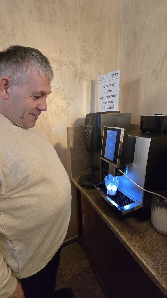 podopieczny przygotowuje sobie kawę w ekspresie