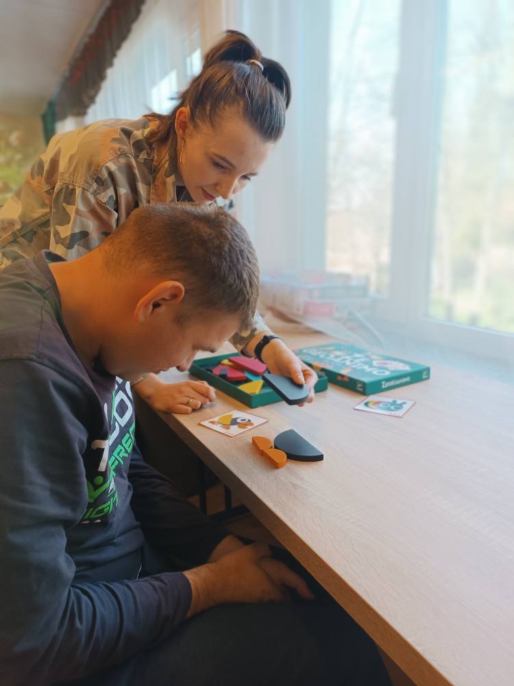 Podopieczny wykonuje zadania edukacyjne w ramach zajęć