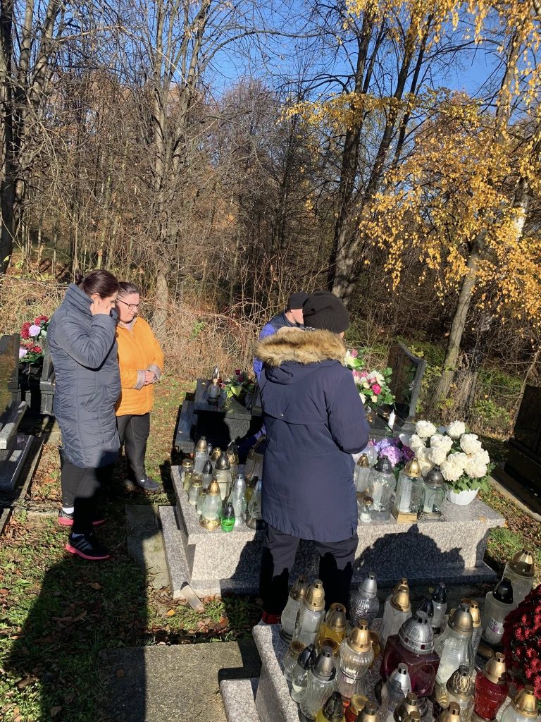 Podopieczni z wizytą na cmentarzu