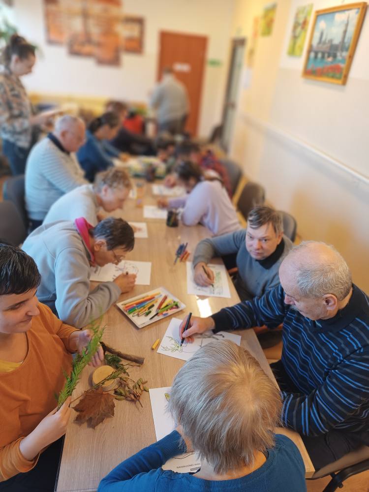 Podopieczni wykonują zadania edukacyjne w ramach zajęć