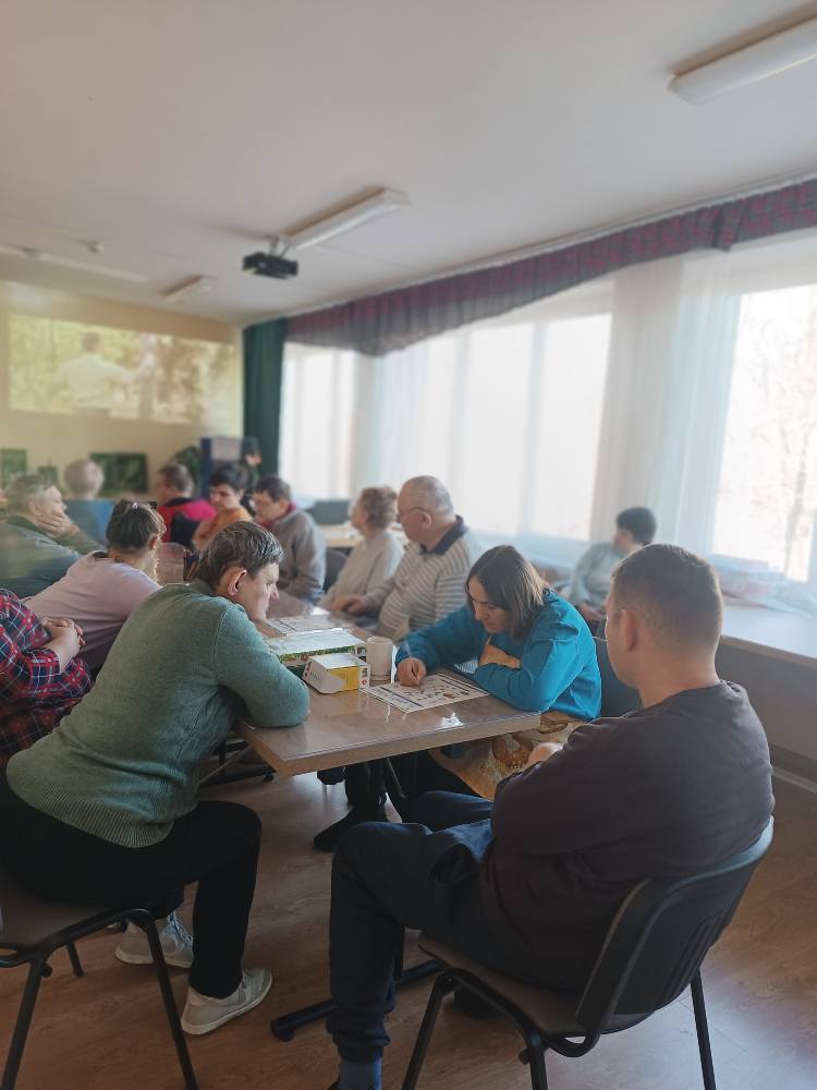 Podopieczni wykonują zadania edukacyjne w ramach zajęć