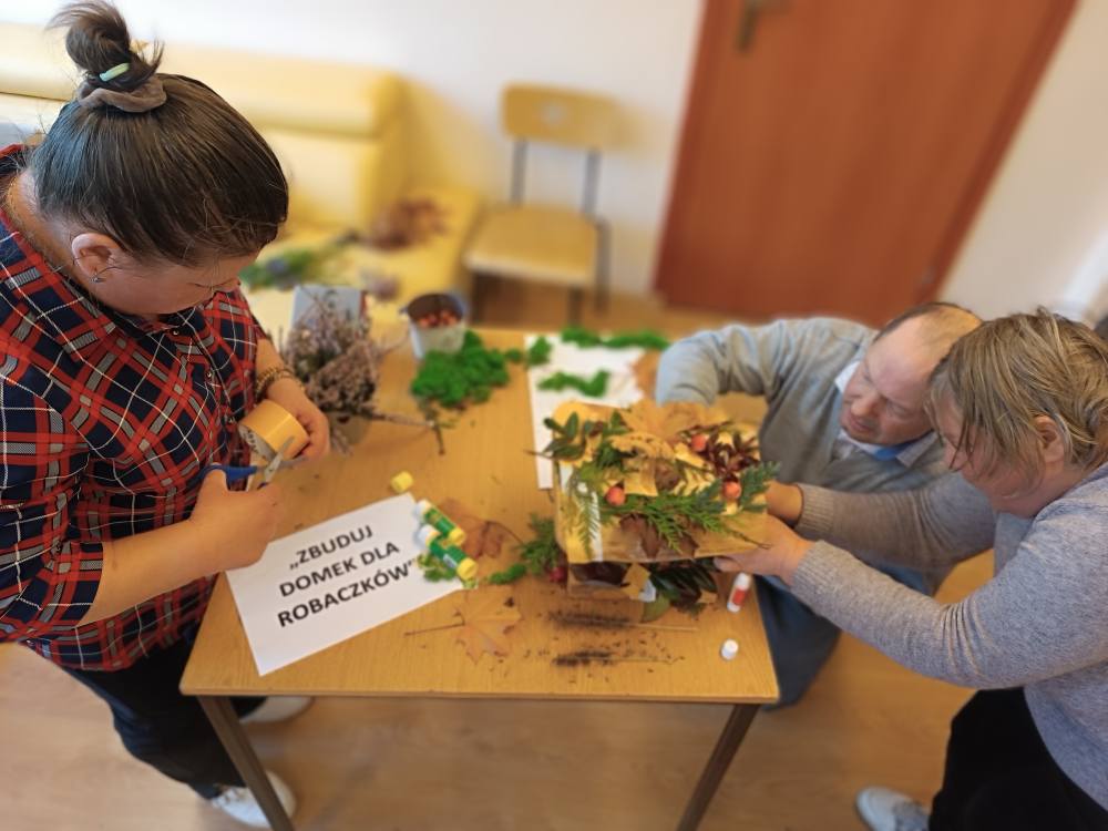Podopieczni budują domek dla robaczków