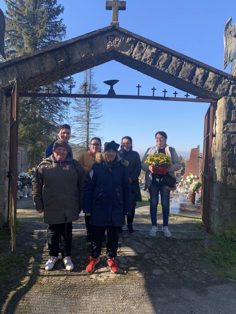 Podopieczni z wizytą na cmentarzu