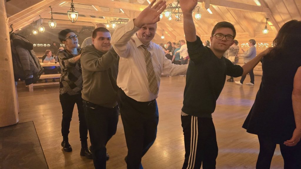 Uczestnicy tańczą podczas zabawy integracyjnej
