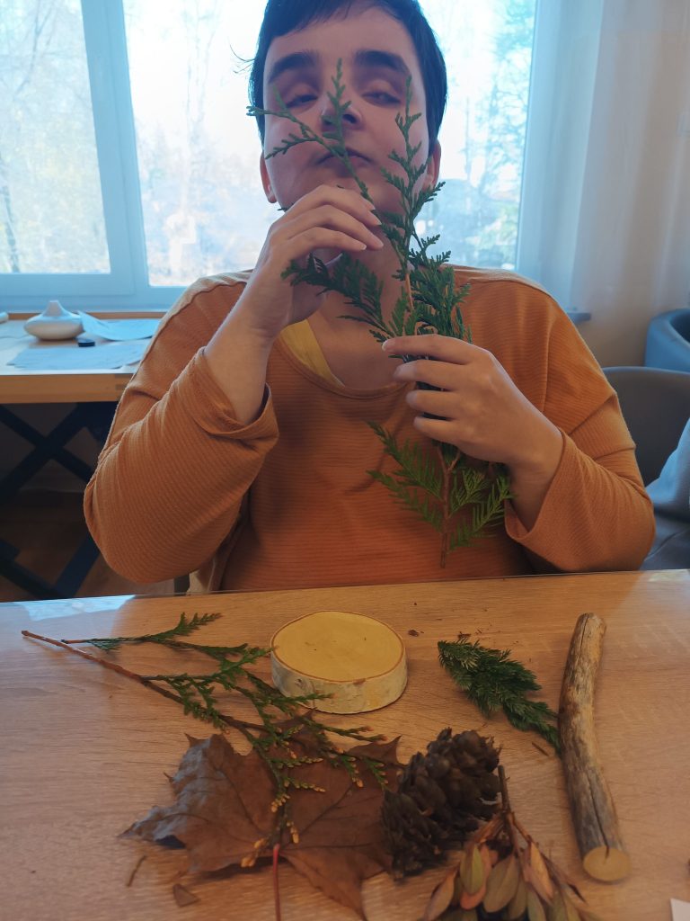 Podopieczna wdycha zapach tui