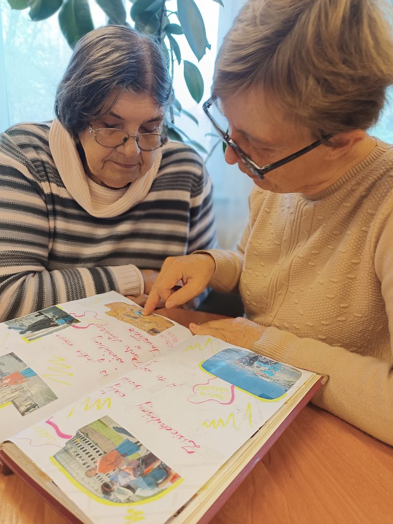 seniorki przeglądają kronikę ŚDS