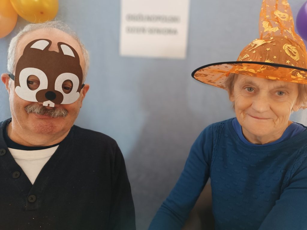 uczestnicy spotkania pozują do zdjęcia pamiątkowego