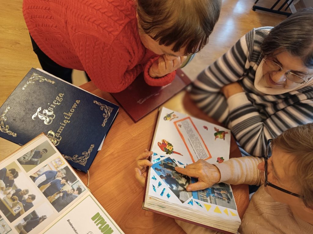 seniorki przeglądają kronikę ŚDS