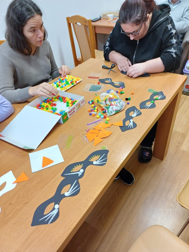 podopieczne wykonują zadania podczas zajęć tematycznych