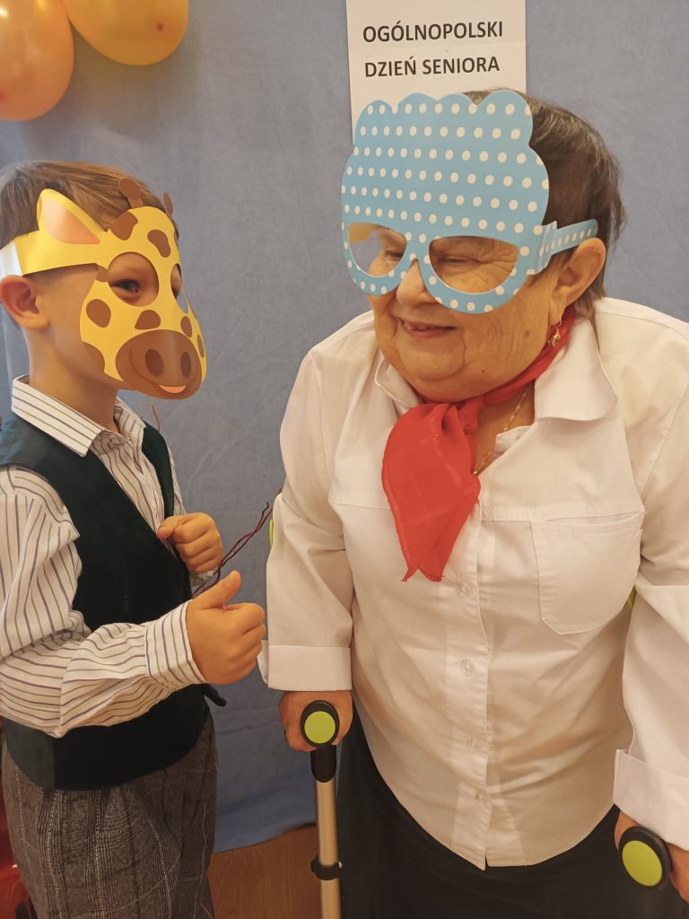 uczestnicy spotkania pozują do zdjęcia pamiątkowego