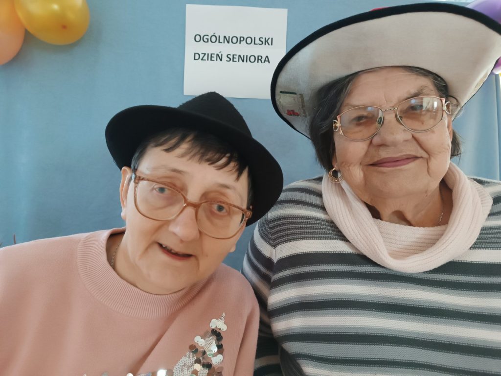 uczestnicy spotkania pozują do zdjęcia pamiątkowego