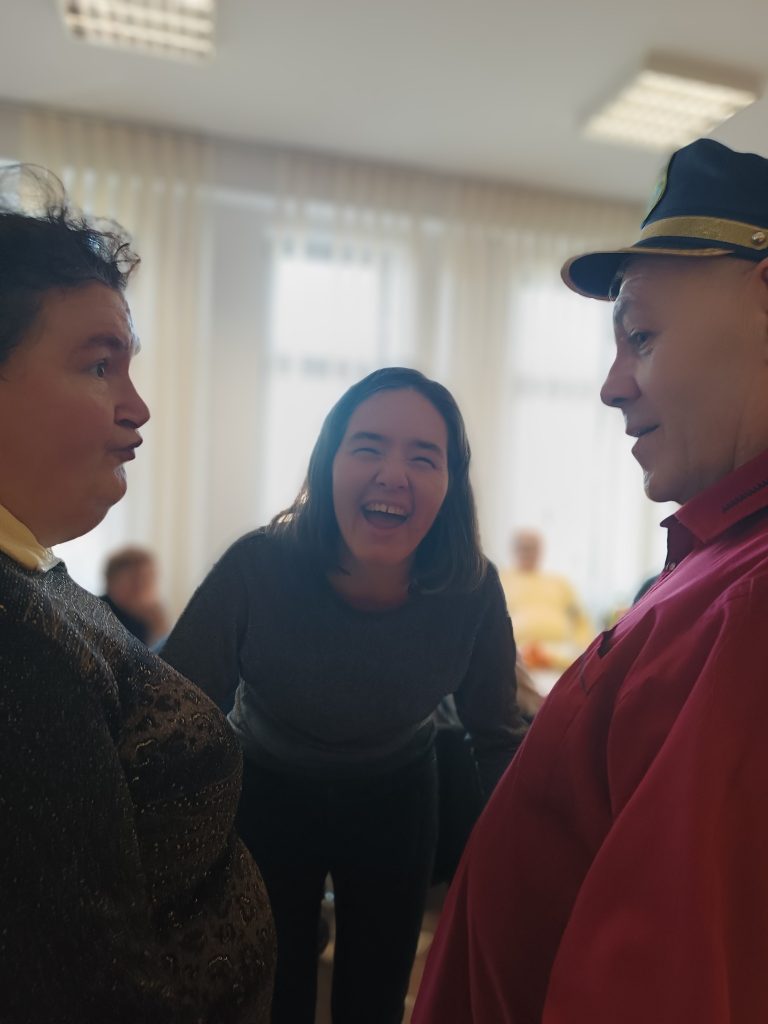 Podopieczni tańczą podczas zabawy andrzejkowej