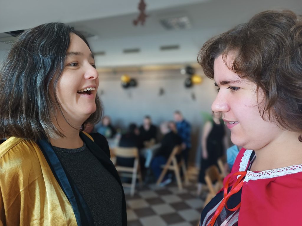 Podopieczni tańczą podczas zabawy andrzejkowej