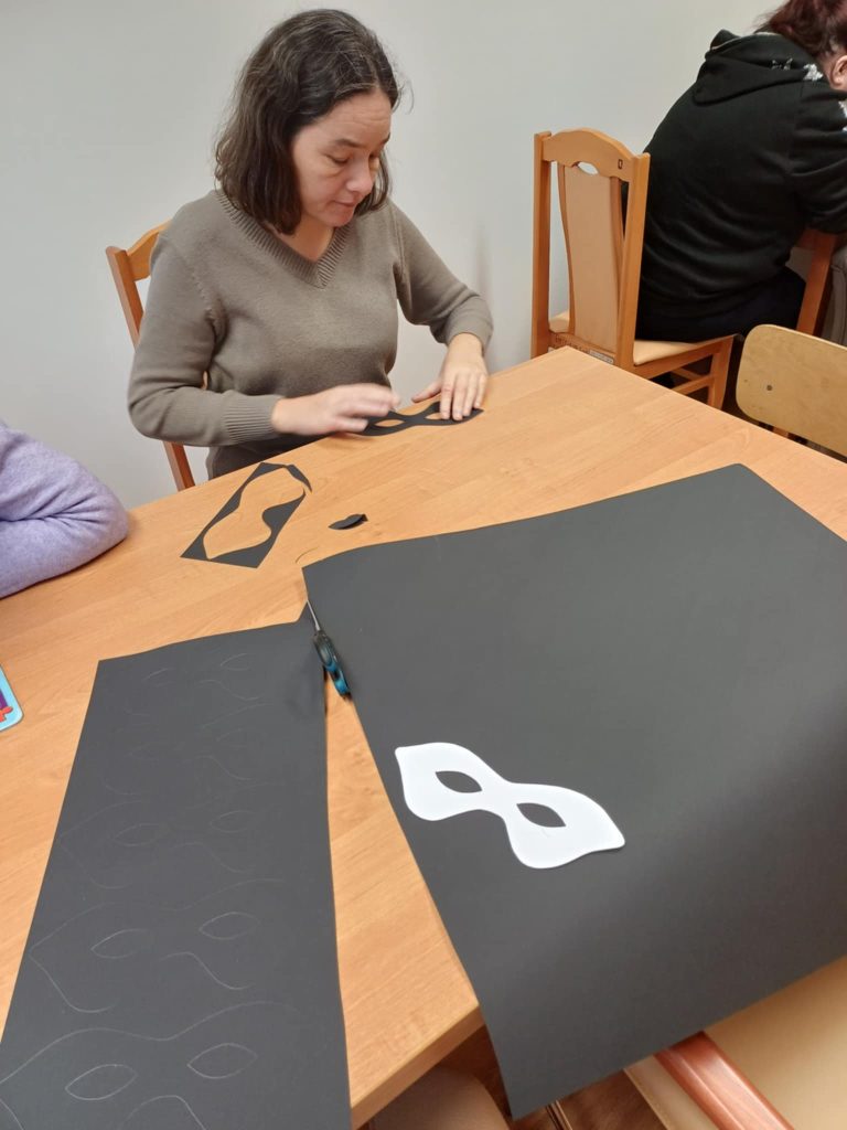 podopieczne wykonują zadania podczas zajęć tematycznych