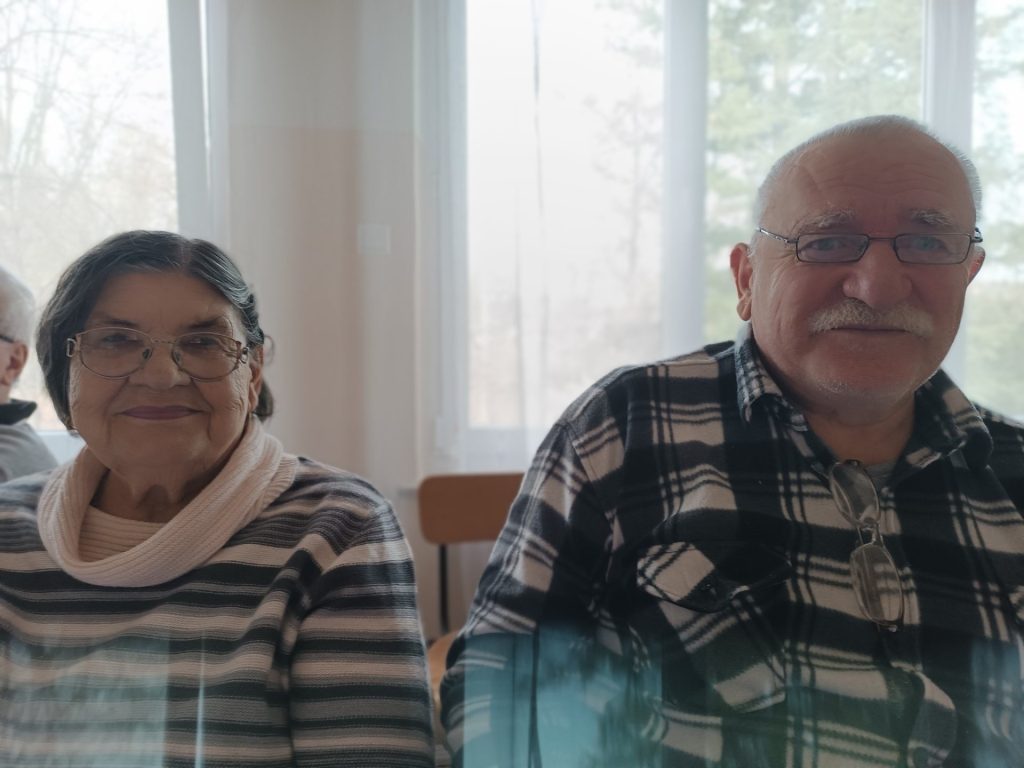 uczestnicy spotkania pozują do zdjęcia pamiątkowego