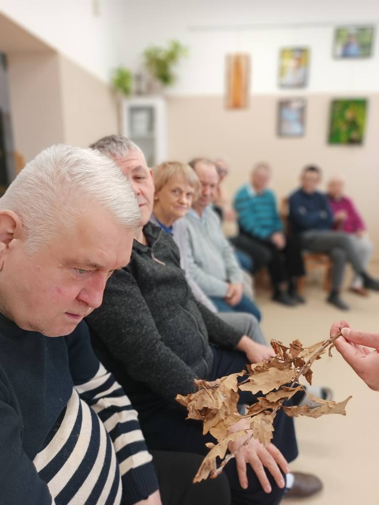 podopieczni przyglądają się żywemu okazowi modliszki