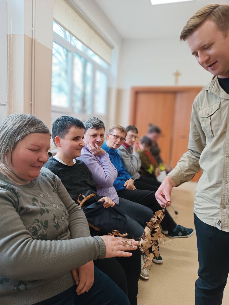 podopieczni przyglądają się żywemu okazowi modliszki
