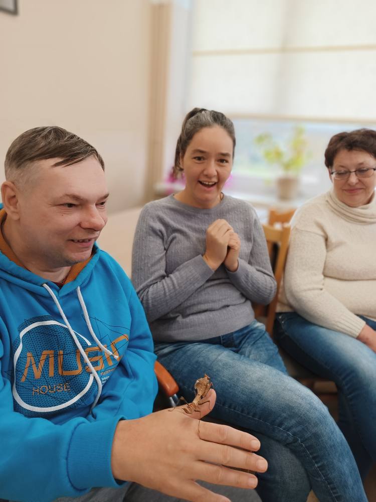 podopieczni przyglądają się żywemu okazowi modliszki