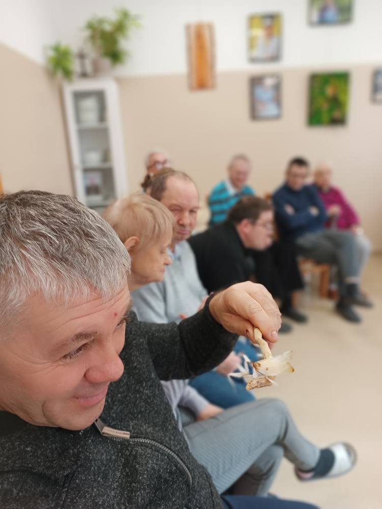 podopieczny trzyma modliszkę na gałązce