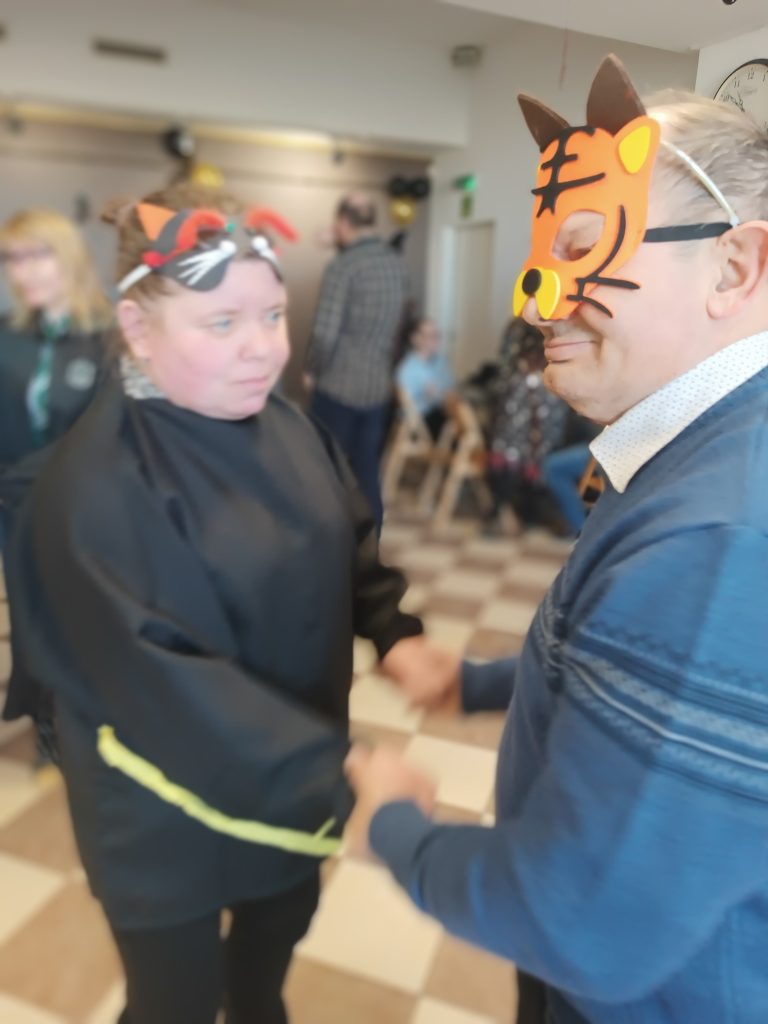 Podopieczni tańczą podczas zabawy andrzejkowej