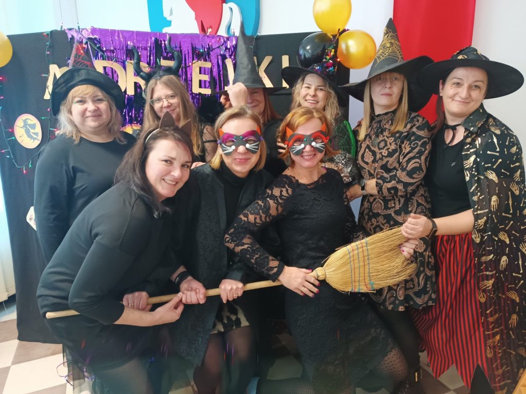 Zdjęcie grupowe członków zespołów terapeutycznych z ośrodków biorących udział w zabawie andrzejkowej w Tomaszkowicach