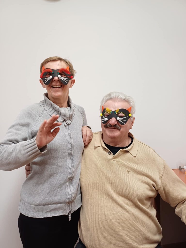 uczestnicy pozują do zdjęcia w maskach wykonanych podczas zajęć tematycznych