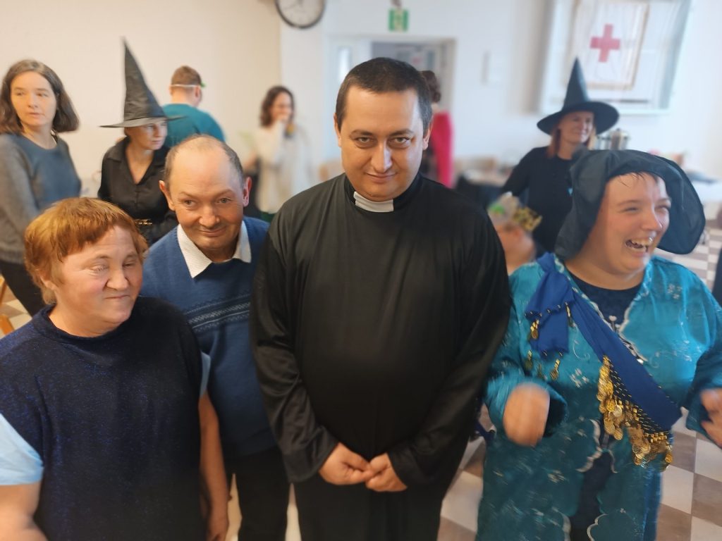 Podopieczni tańczą podczas zabawy andrzejkowej