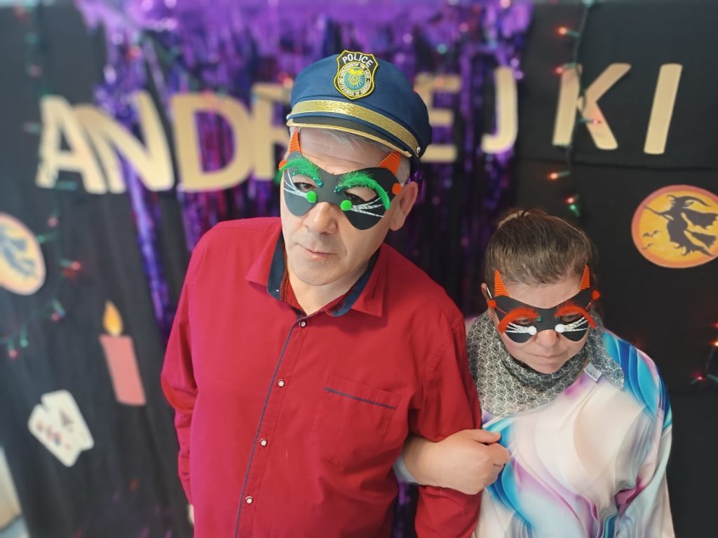 Podopieczni pozują do zdjęcia w maskach andrzejkowych