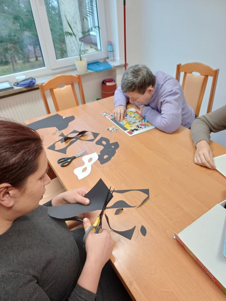 podopieczne wykonują zadania podczas zajęć tematycznych