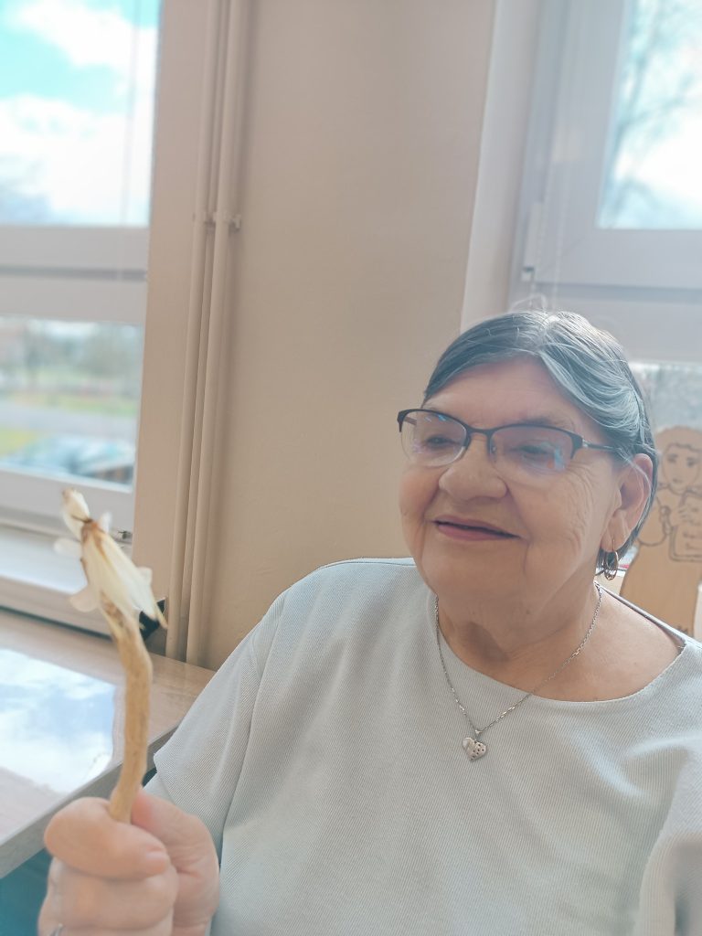 podopieczna trzyma owada na patyku