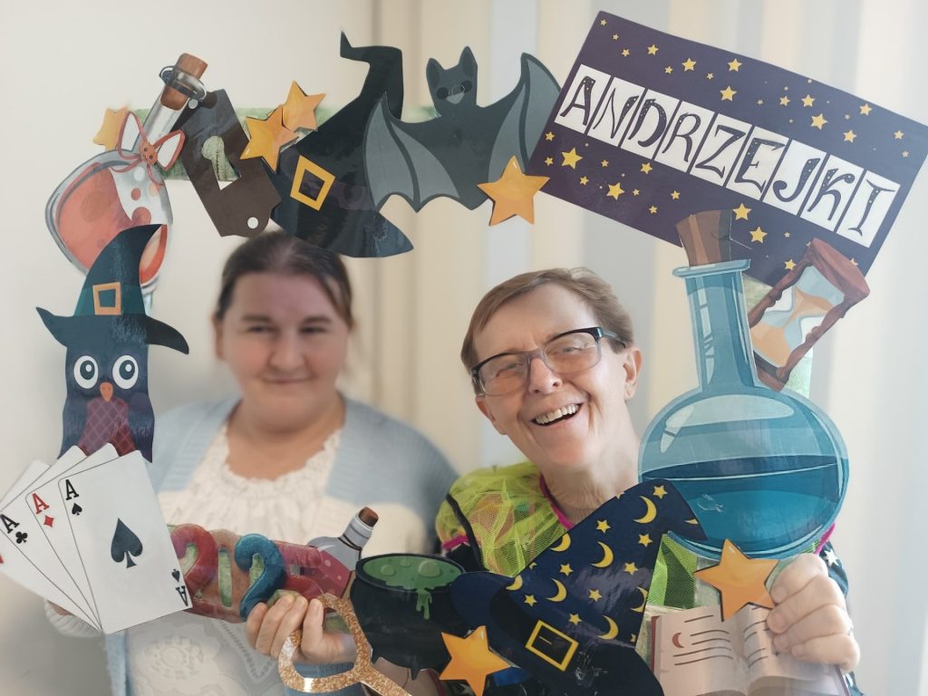 podopieczne pozują do zdjęcia z ramką tematyczną