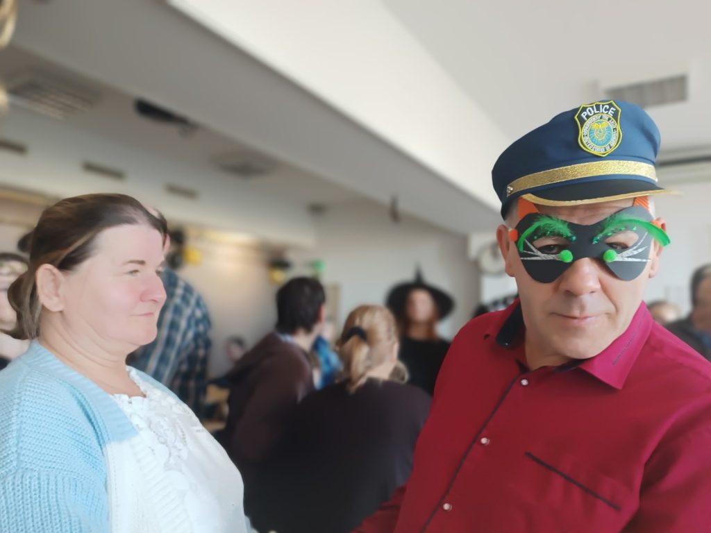 Podopieczni tańczą podczas zabawy andrzejkowej