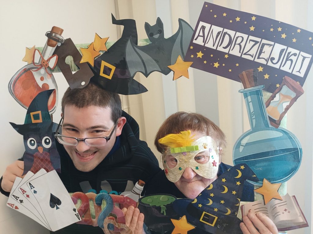 podopieczni pozują do zdjęcia z ramką tematyczną