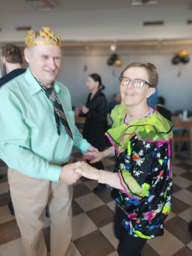 Podopieczni tańczą podczas zabawy andrzejkowej