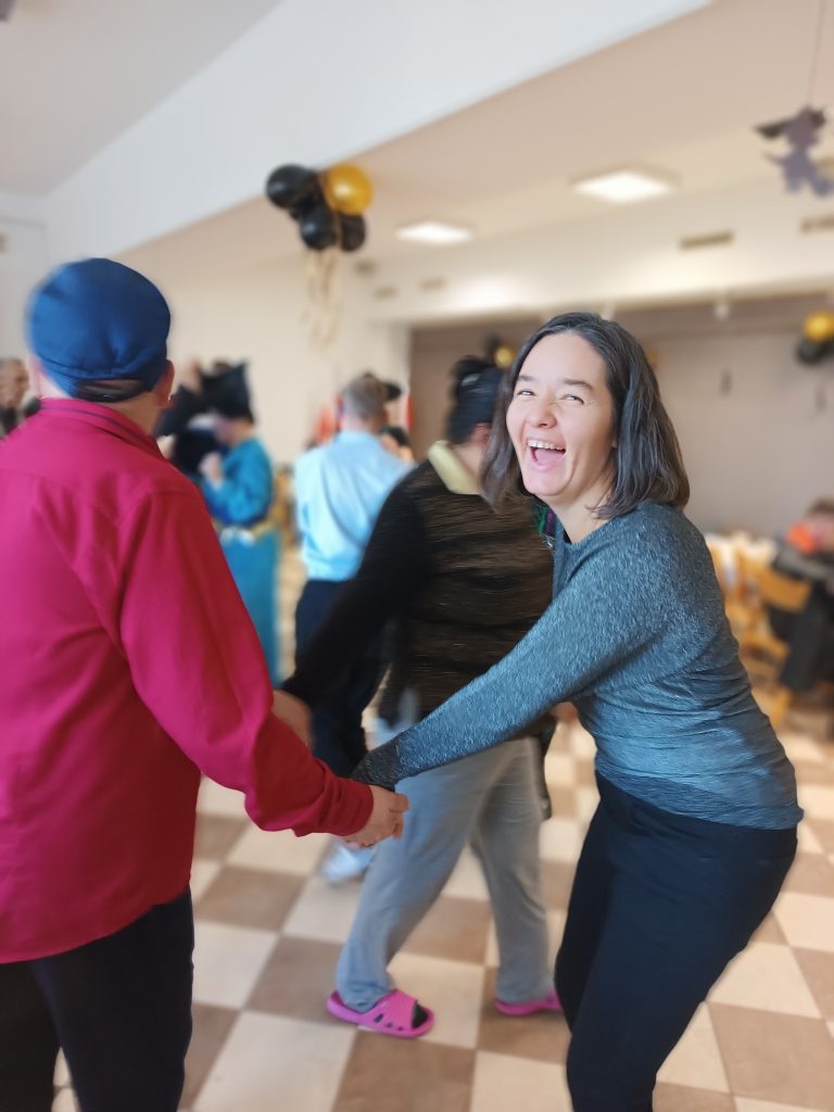 Podopieczni tańczą podczas zabawy andrzejkowej