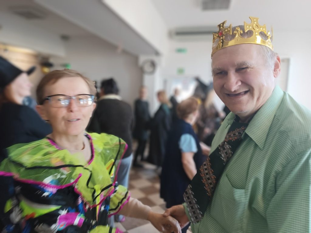 Podopieczni tańczą podczas zabawy andrzejkowej