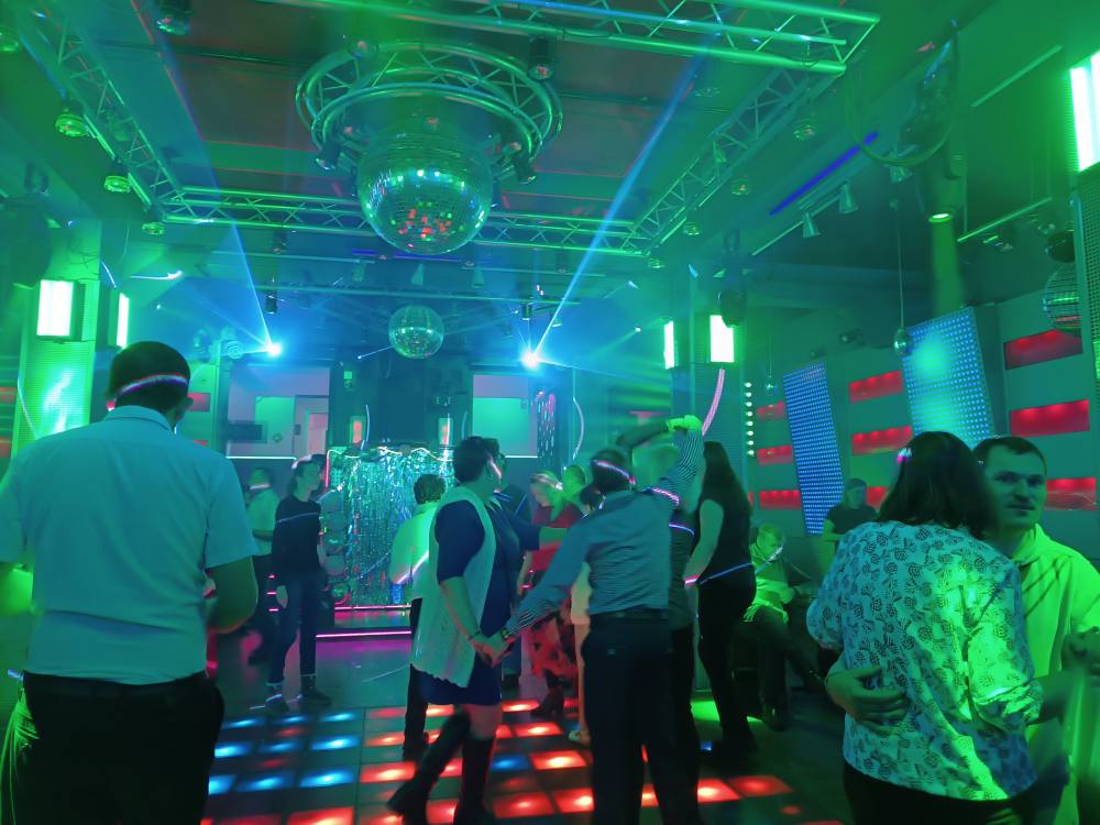 Podopieczni tańczą na zabawie Andrzejkowej