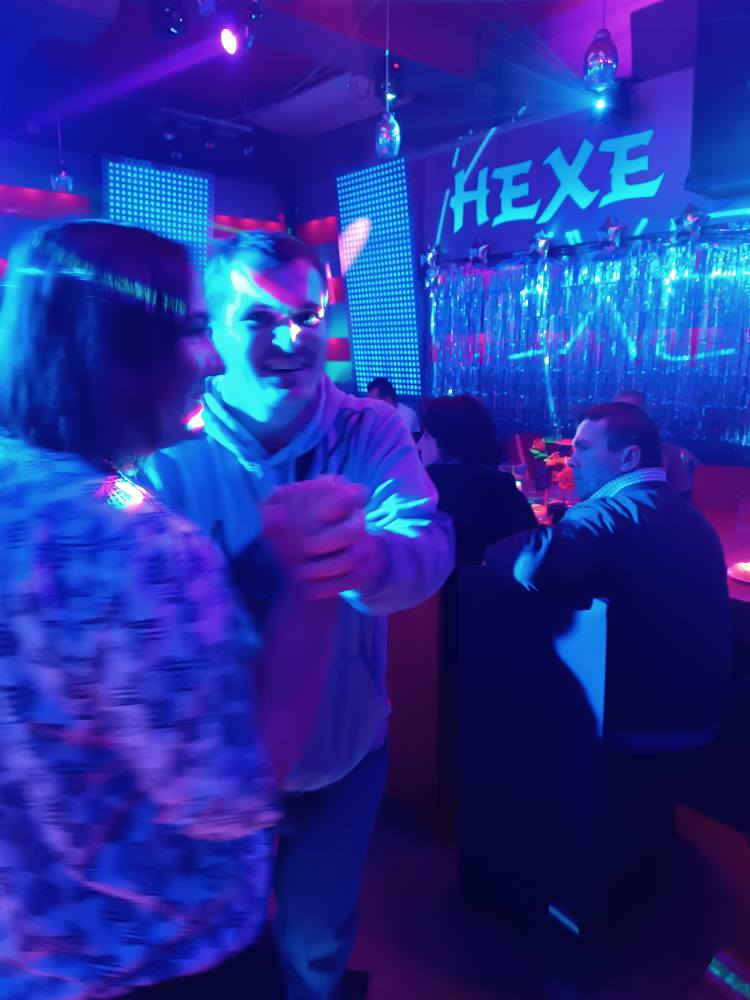 Podopieczni tańczą na zabawie Andrzejkowej