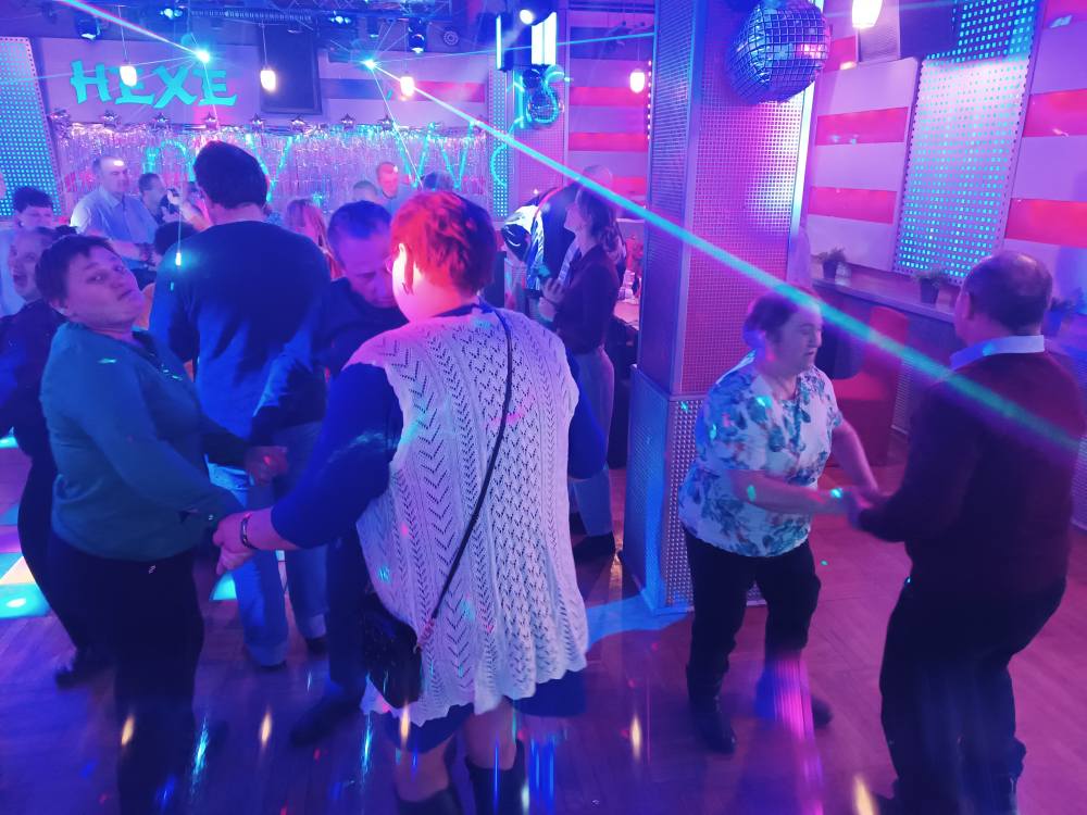 Podopieczni tańczą na zabawie Andrzejkowej